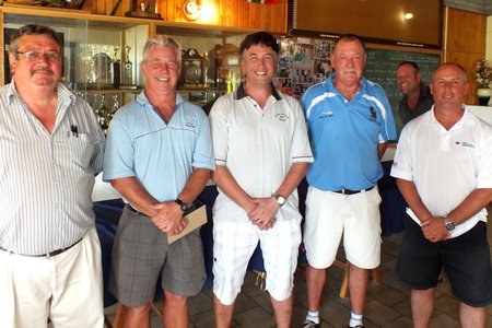 Herberg-aan-See se wenspan (1ste) tydens 2014 se HaS Gholfdag, met vlnr John van Rooyen (Bestuurder: HaS),  Malcolm Bury (speler), Christo Spanellis (speler), Bev Swart en AndrÃ© Coetzee. (Argieffoto: Gansbaai Courant)